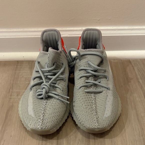 Mens Yeezy silver and neon red - Picture 2 of 5